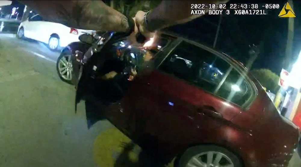 ABD'de bir polis otomobilinde yemek yiyen gence kurşun yağdırdı - 3