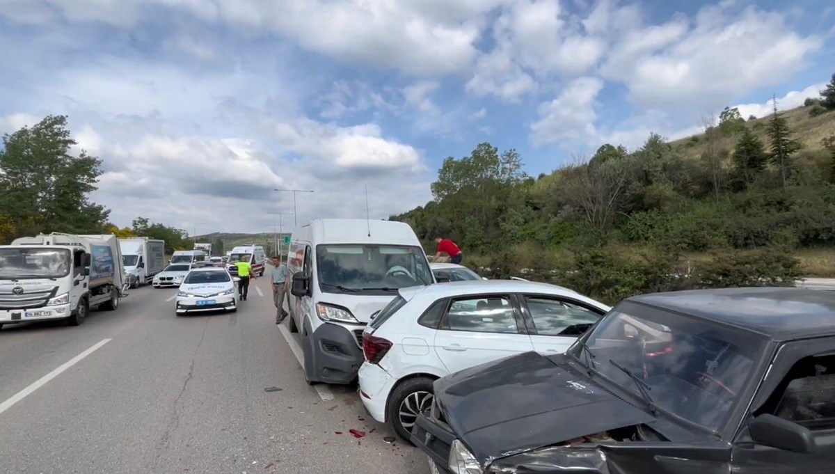 Bursa'da 3 araç birbirine girdi Bursa'da 3 araç birbirine girdi