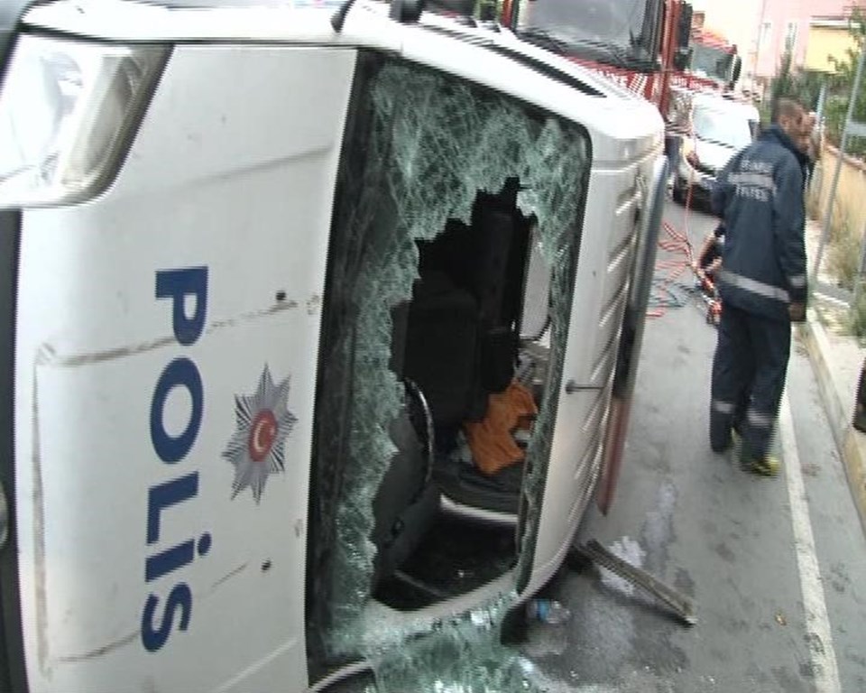Ataşehir'de polis aracı devrildi: 1 yaralı - 1