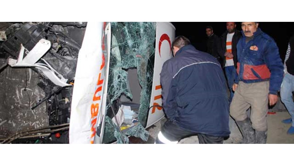 Ağrı'da ambulans devrildi: 4 yaralı