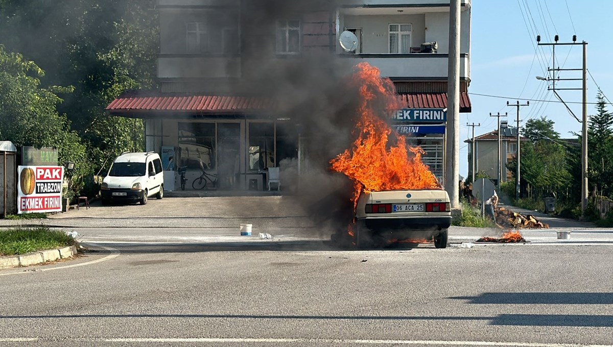 Seyir halindeki otomobil alev alev yandı