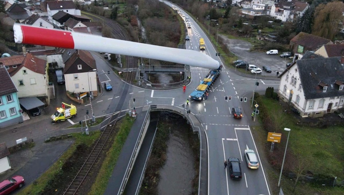 67 metrelik dev rüzgar türbini kanadının zorlu taşınma süreci paylaşıldı