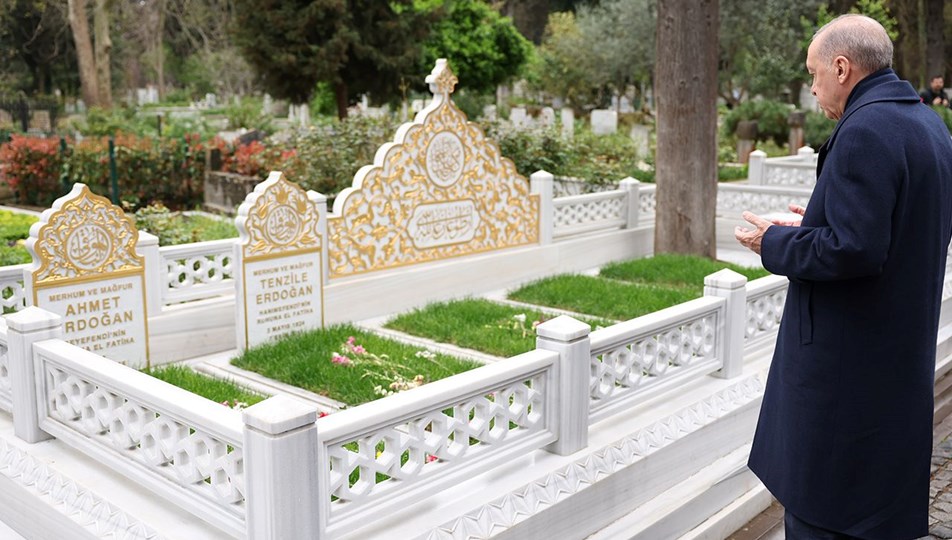 Cumhurbaşkanı Erdoğan'dan kabir ziyareti