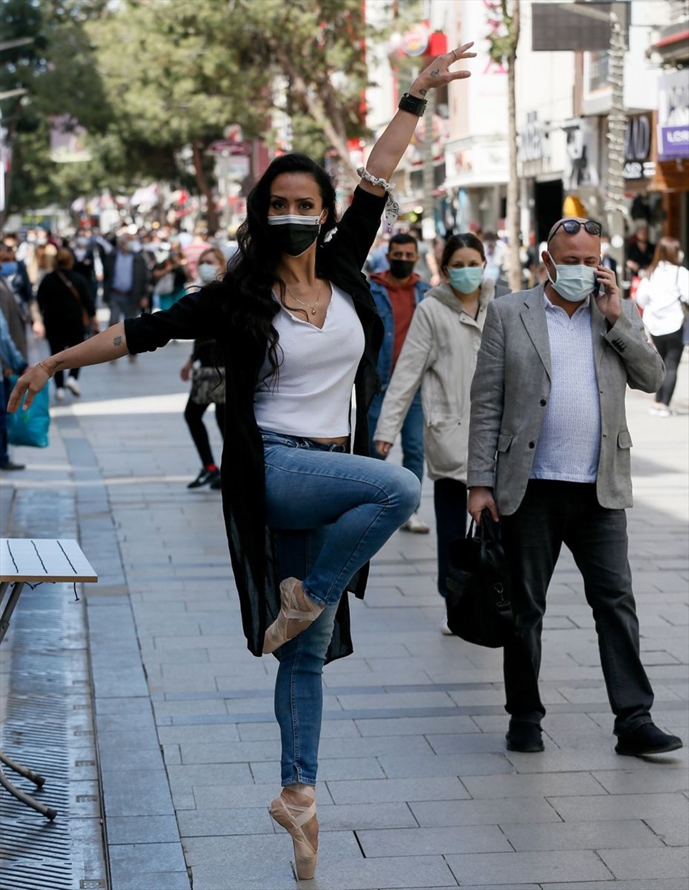 İzmir'de dansçılar meydanları sahneye dönüştürdü - 12