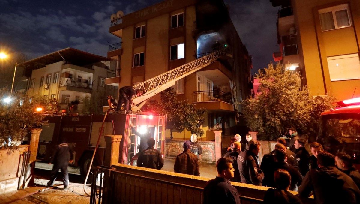 Balkona stoklanan telefonu bataryaları bomba gibi patladı: Mahalleli panikle sokağa döküldü Balkona stoklanan telefonu bataryaları bomba gibi patladı: Mahalleli panikle sokağa döküldü