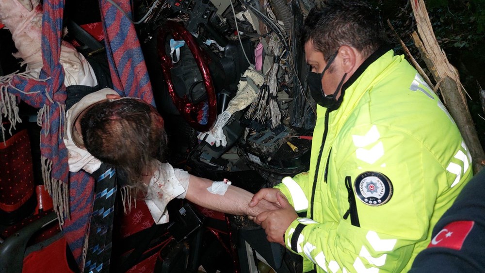 Samsun'da yolcu otobüsü şarampole devrildi: 2 ölü, 14 yaralı - 7