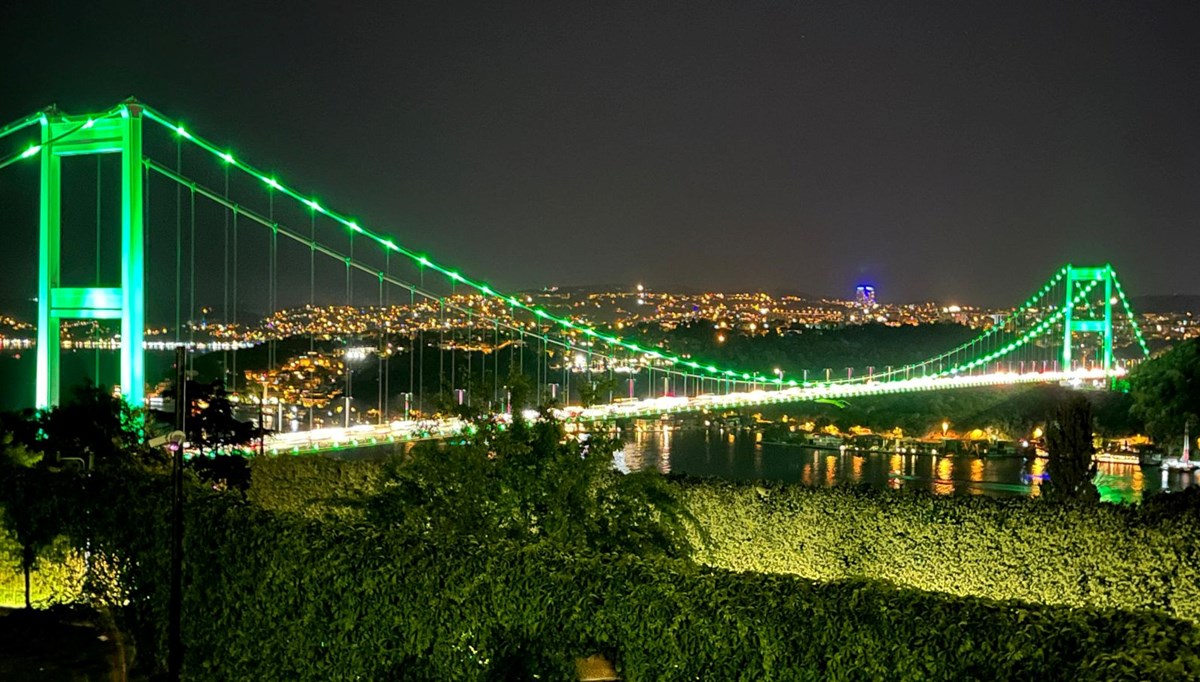 FSM Köprüsü yeşil renge boyandı FSM Köprüsü yeşil renge boyandı
