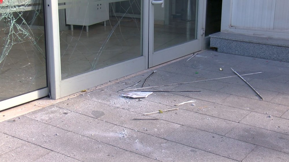 Polis ekipleri hastane önüne şerit çekerek, yolu araç geçişine kapattı.