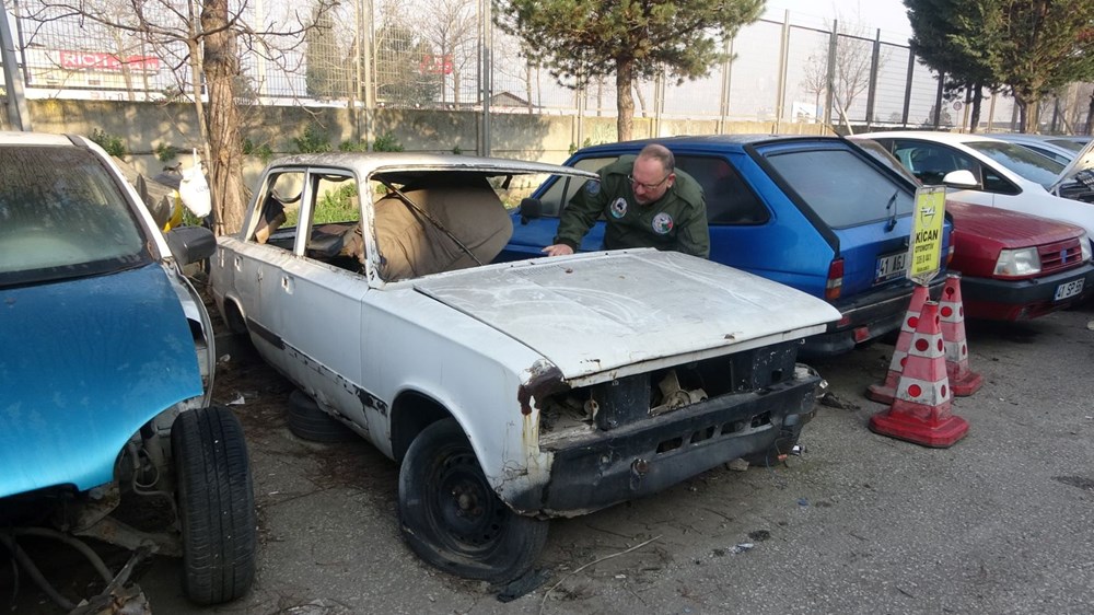 Fiyatlara kızdı, ortadan kestiği efsane otomobili tabela yaptı - 6