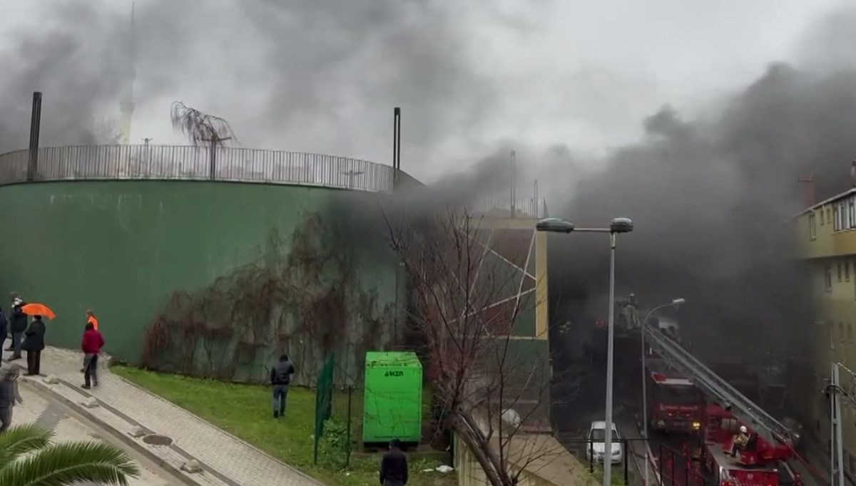 Çengelköy'de katlı otoparkta yangın