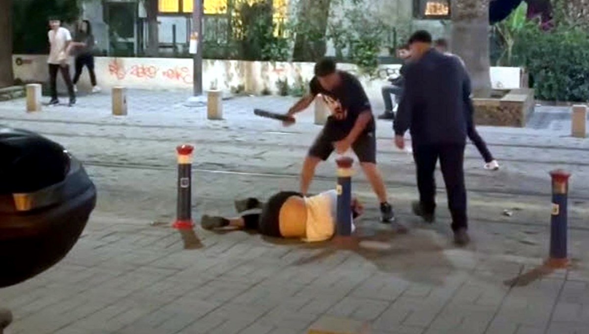 İzmir’de 2 gence tekme, tokat ve demir çubuklu saldırı İzmir’de 2 gence tekme, tokat ve demir çubuklu saldırı