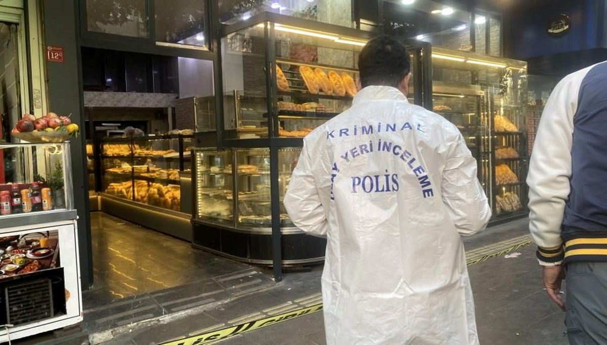 Fırında bıçaklı saldırgan paniği: Üç kişiyi bıçakladı, polis bacağından vurdu Fırında bıçaklı saldırgan paniği: Üç kişiyi bıçakladı, polis bacağından vurdu