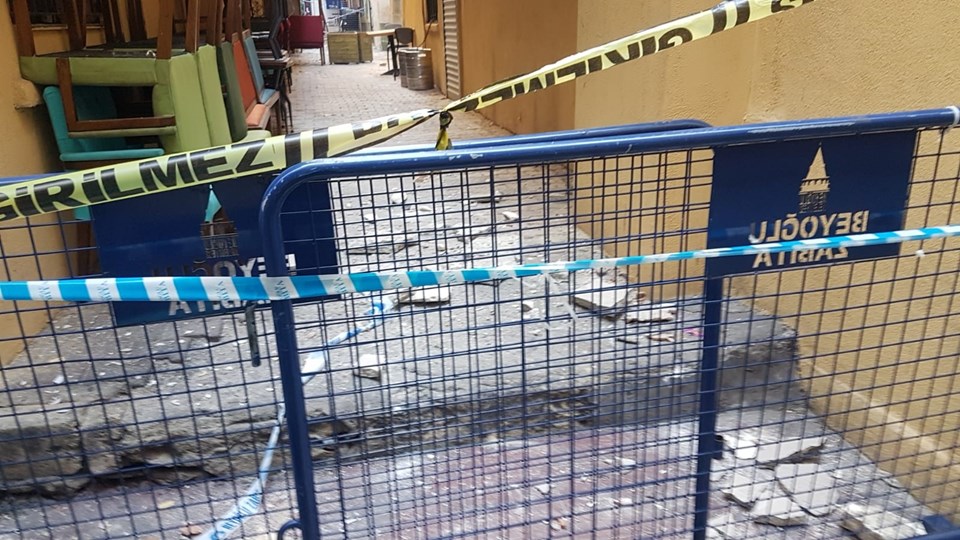 İstanbul Beyoğlu'da binada çökme riski: Sokak kapatıldı - 3