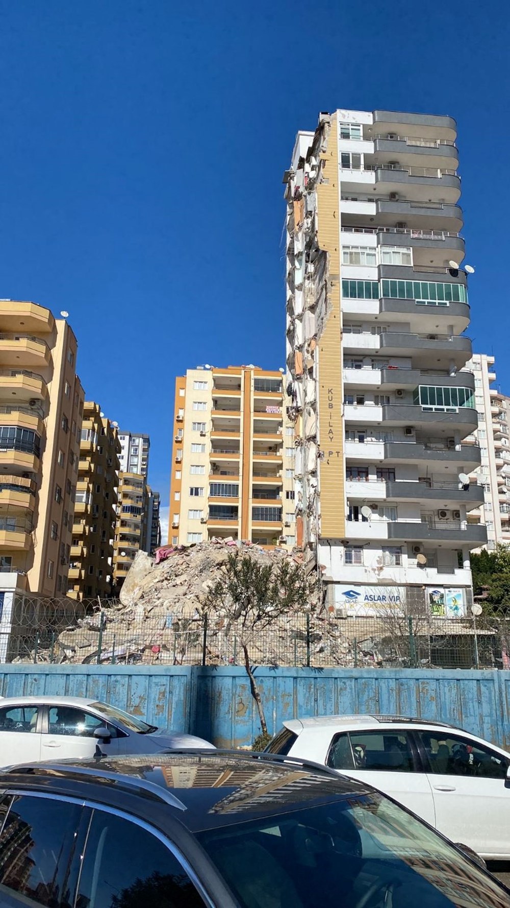 Adana'da 13 katlı binanın yarısı yıkıldı, yarısı ayakta kaldı - 3