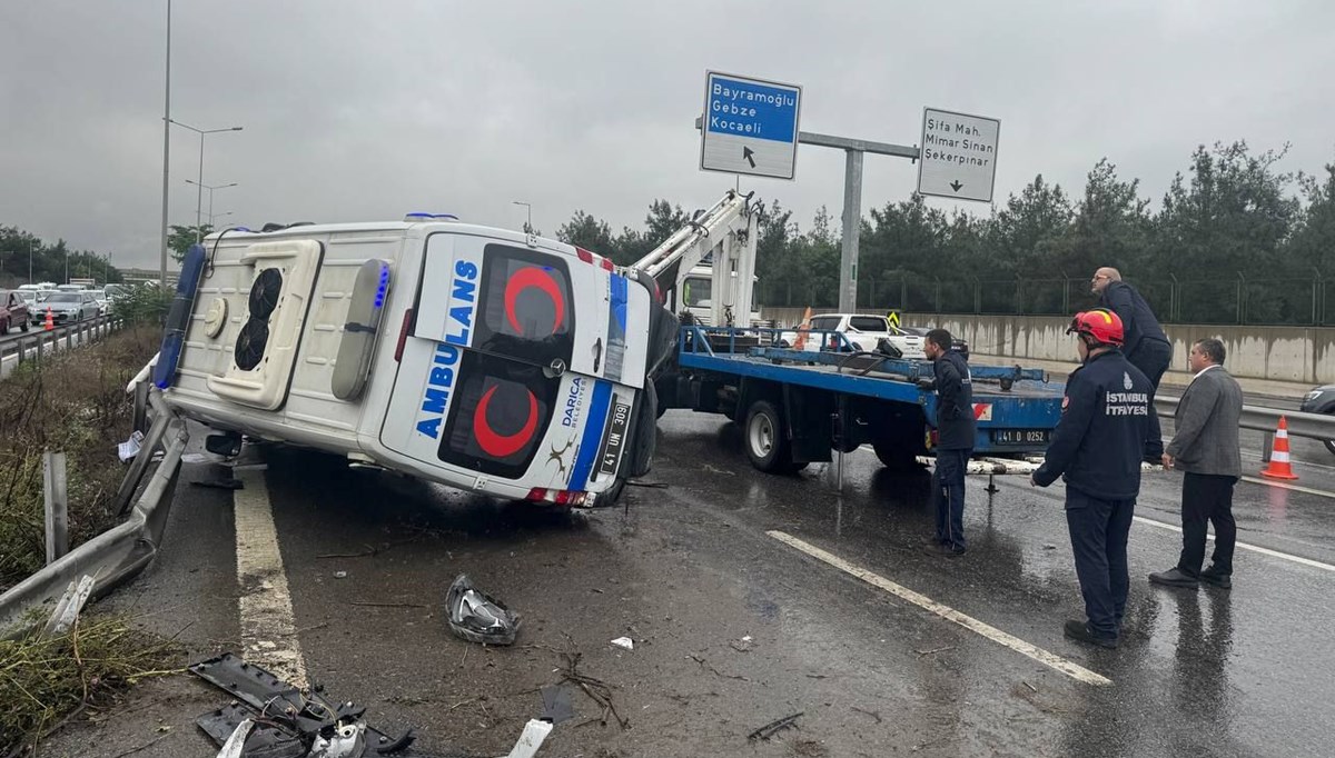 Hasta nakil ambulansı devrildi: Yaralılar var Hasta nakil ambulansı devrildi: Yaralılar var