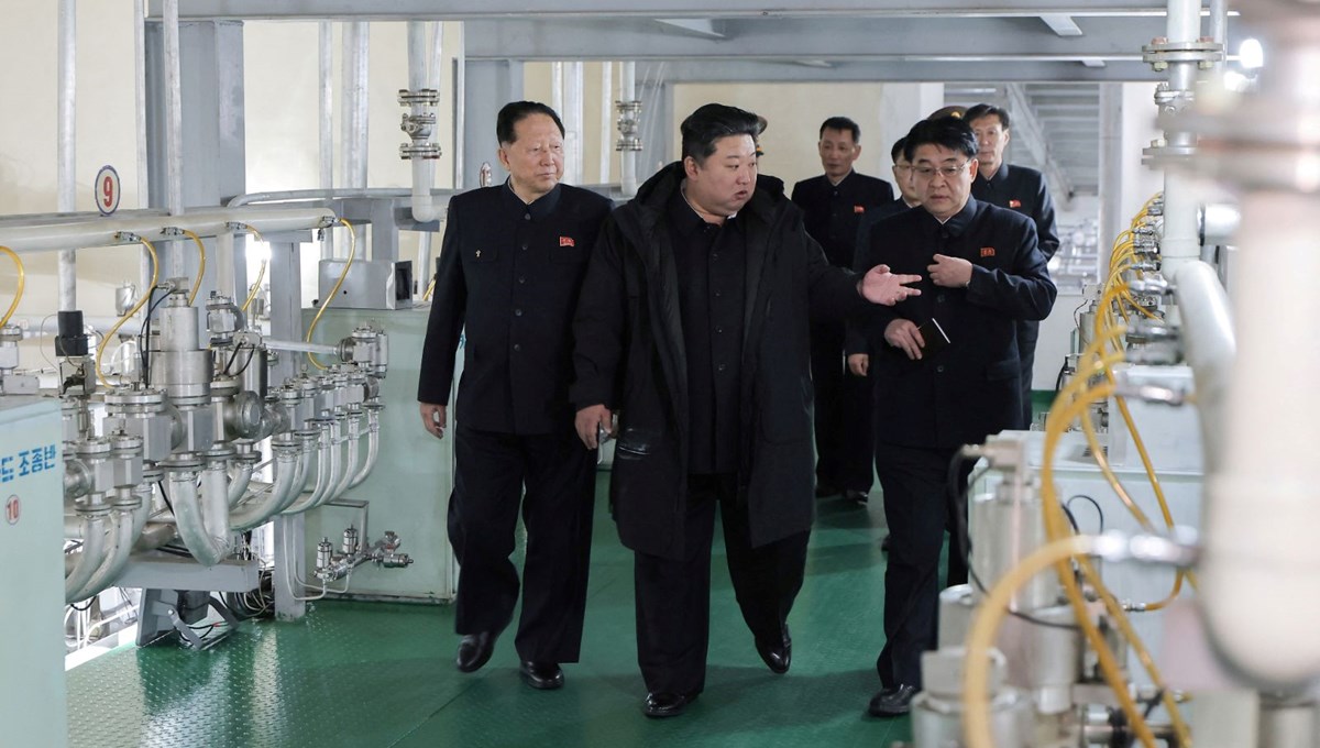 Nükleer savaşın ayak sesleri mi? Kim Jong Un fabrikaya gitti, Nükleer savaşın ayak sesleri mi? Kim Jong Un fabrikaya gitti,