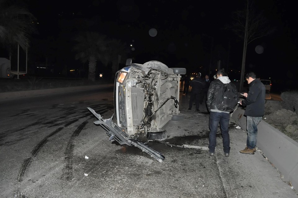 İzmir'de polis aracı kaza yaptı - 1