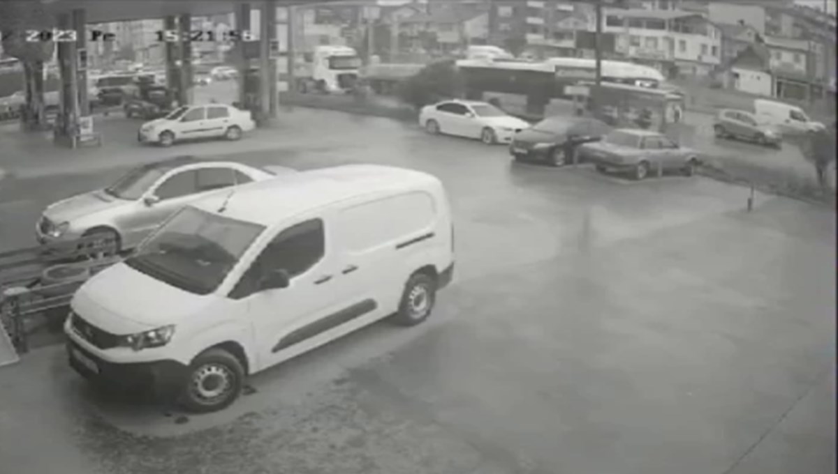 Kocaeli'de TIR'ın halk otobüsüne çarptığı kaza kamerada Kocaeli'de TIR'ın halk otobüsüne çarptığı kaza kamerada