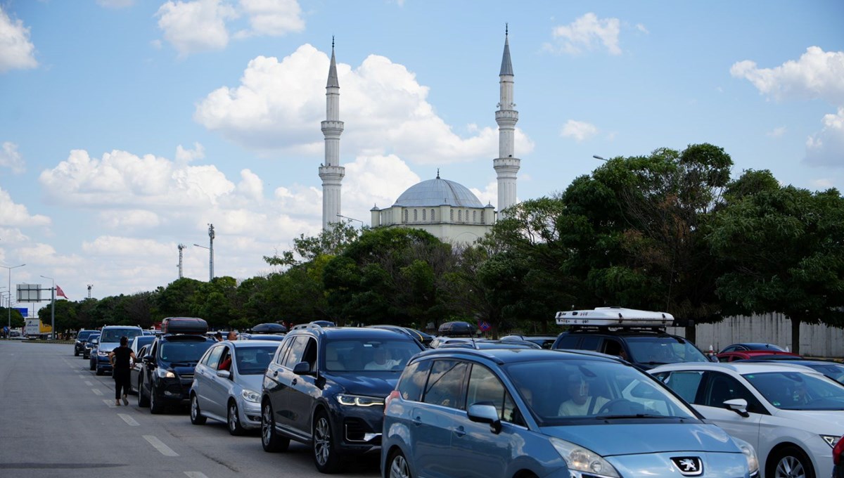 Kapıkule Sınır Kapısı’nda gurbetçi yoğunluğu! Metrelerce kuyruk oluştu