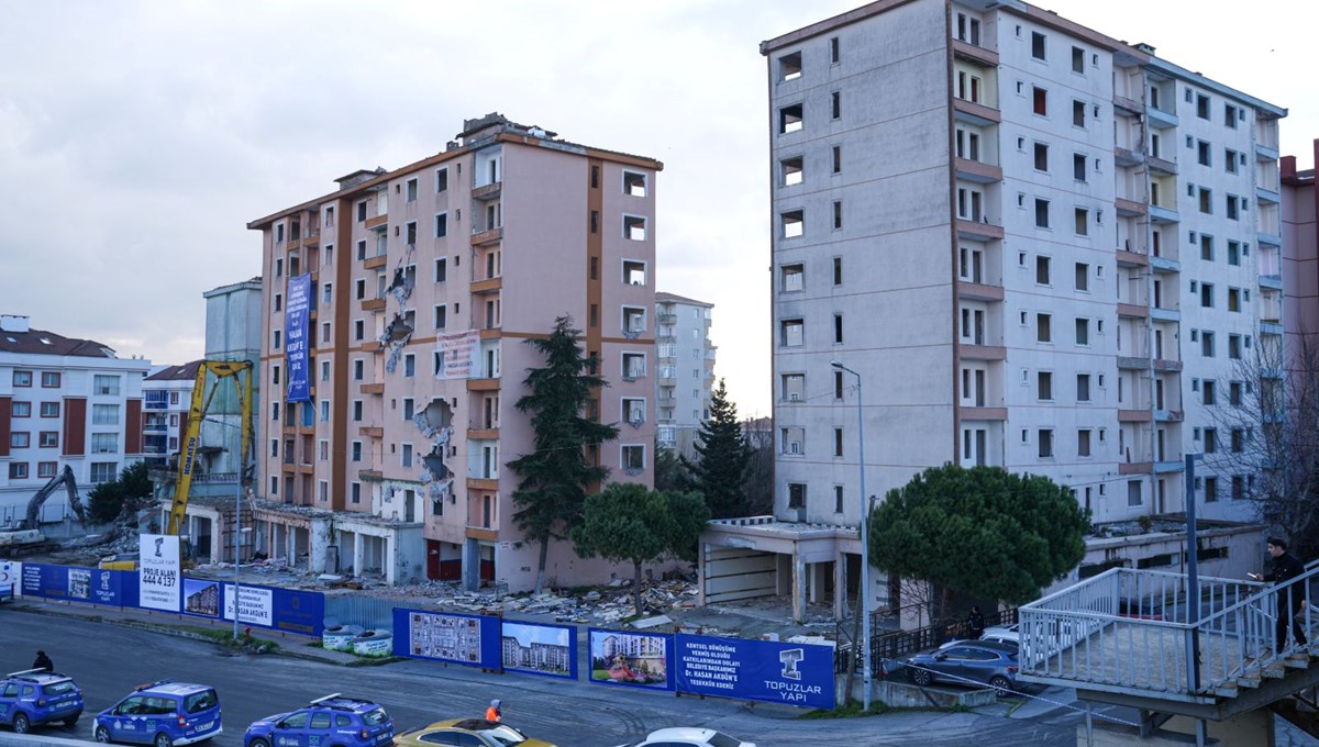 Büyükçekmece'de 10 bina yıkılıyor Büyükçekmece'de 10 bina yıkılıyor