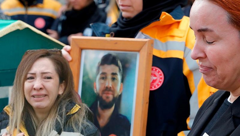 Genç sağlıkçıyı üzerinde sigara yok diye öldürdüler!