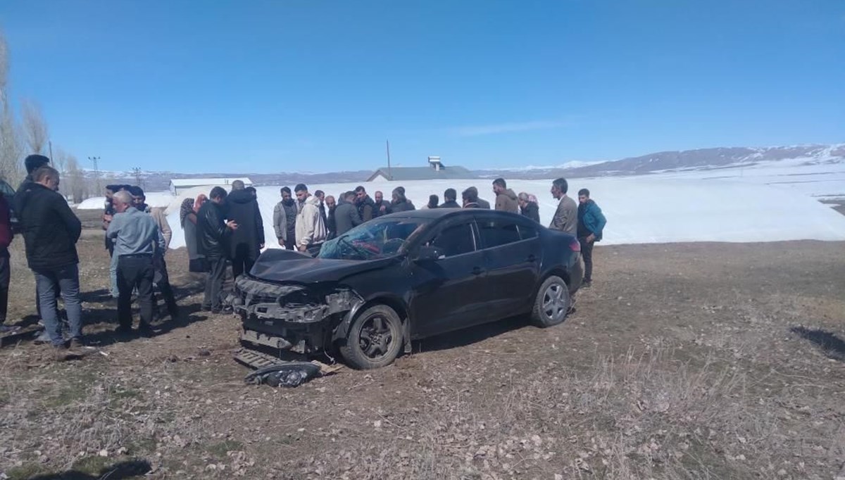 Van’da otomobil ağaca çarptı: 7 yaralı Van’da otomobil ağaca çarptı: 7 yaralı
