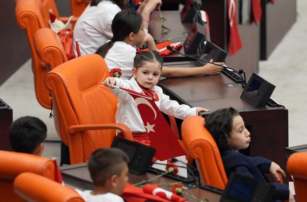 Meclis'te renkli imajlar: Numan Kurtulmuş koltuğunu devretti 75 ywY7mw