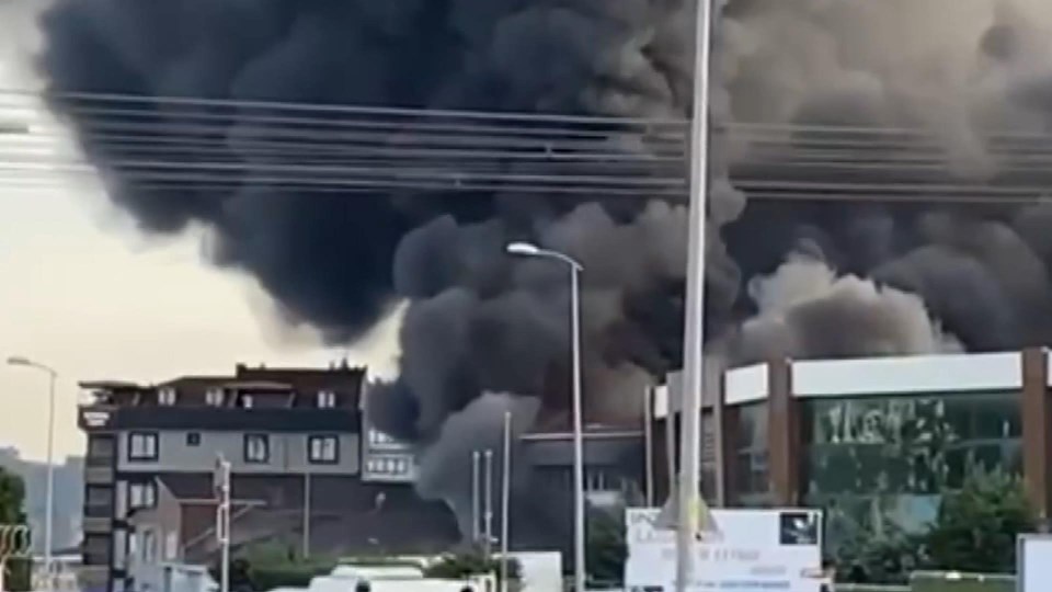 Fabrikada çıkan yangında gökyüzünü siyah dumanlar kapladı