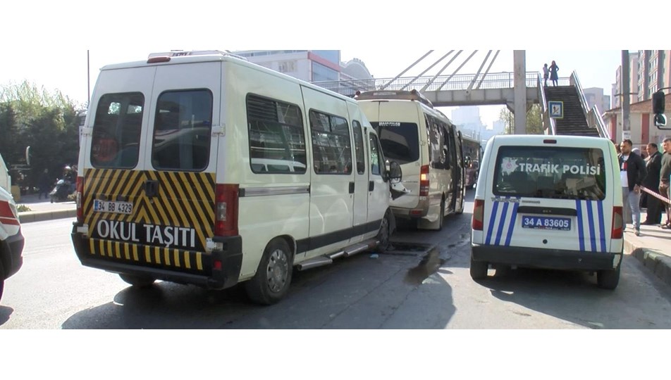 Esenyurt'ta öğrenci servisi dolmuşa çarptı: 6 yaralı