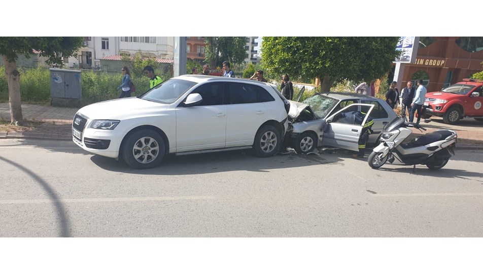 Park halindeki otomobile çarpan araçtaki 2 kardeş öldü
