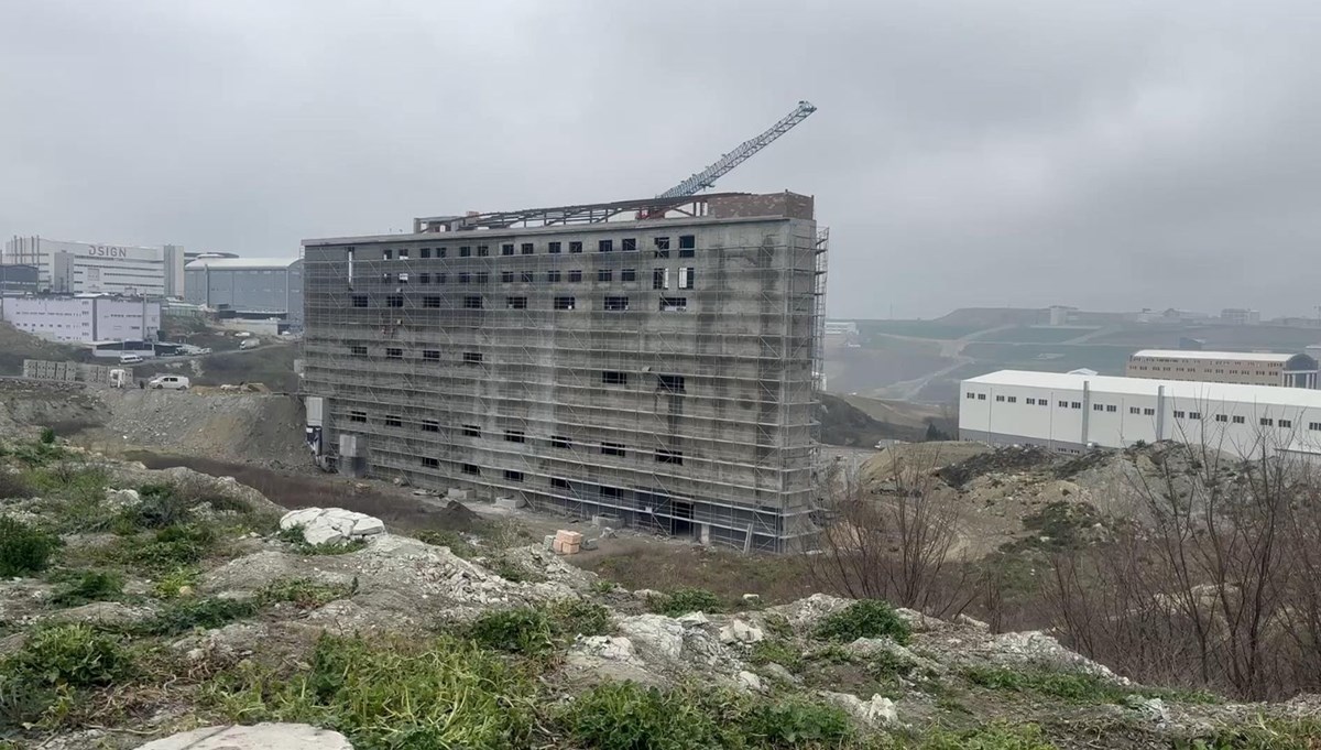 Üzerine moloz dökülen inşaat işçişi hayatını kaybetti