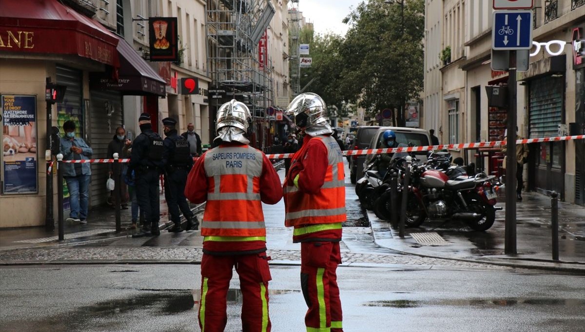 Paris'te Charlie Hebdo dergisinin eski binası yakınlarında bıçaklı saldırı: 4 yaralı