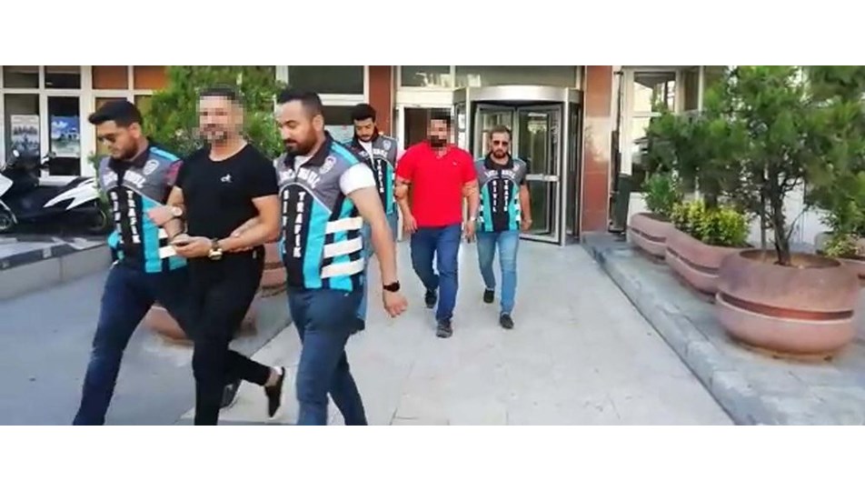 İstanbul’da lüks otomobille terör estiren maganda şarkıcı çıktı (Klibindekiler de maganda)