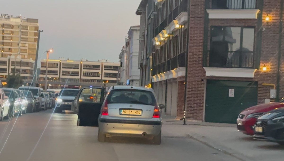 Trafikte ilginç anlar: Umursamaz sürücü, kapısı açık seyretti Trafikte ilginç anlar: Umursamaz sürücü, kapısı açık seyretti