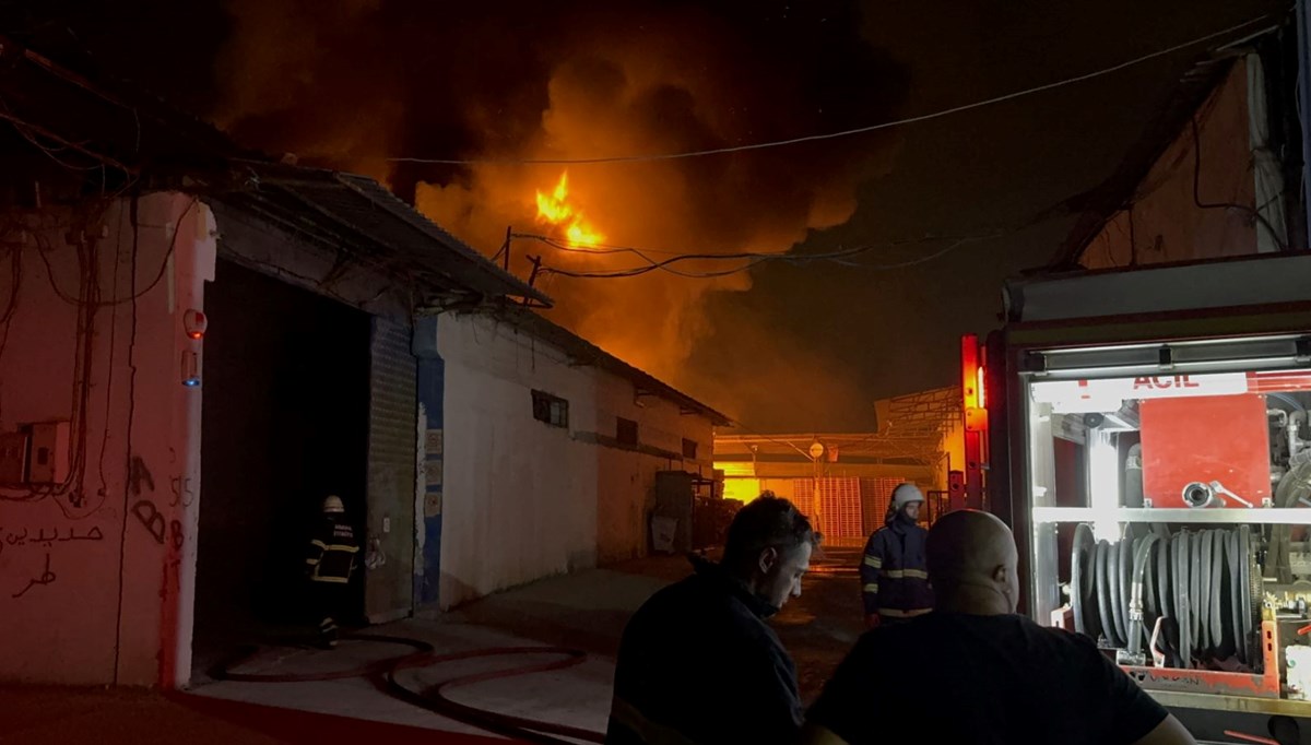 Adana'da palet fabrikasında yangın