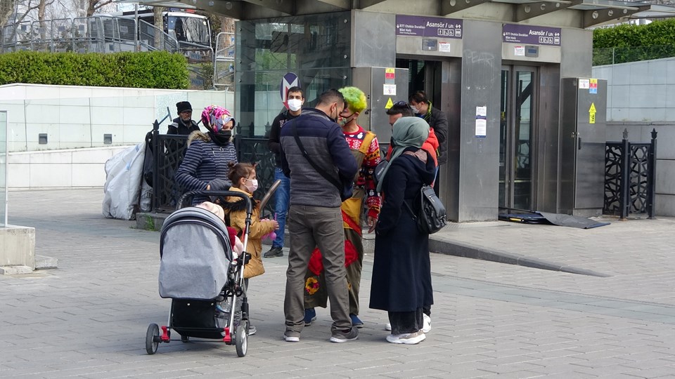 Taksim'de turistleri tehdit eden palyaçoya gözaltı - 1