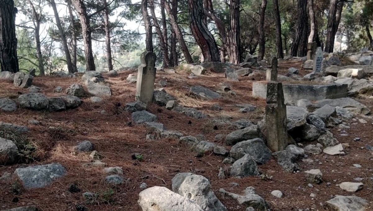 Mersin'deki asırlık mezarlara koruma talebi Mersin'deki asırlık mezarlara koruma talebi