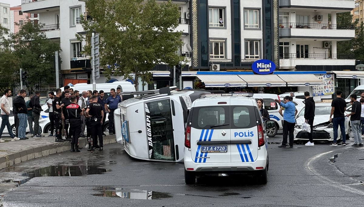 Otomobille çarpışan yolcu minibüsü devrildi: 1'i bebek, 9 yaralı