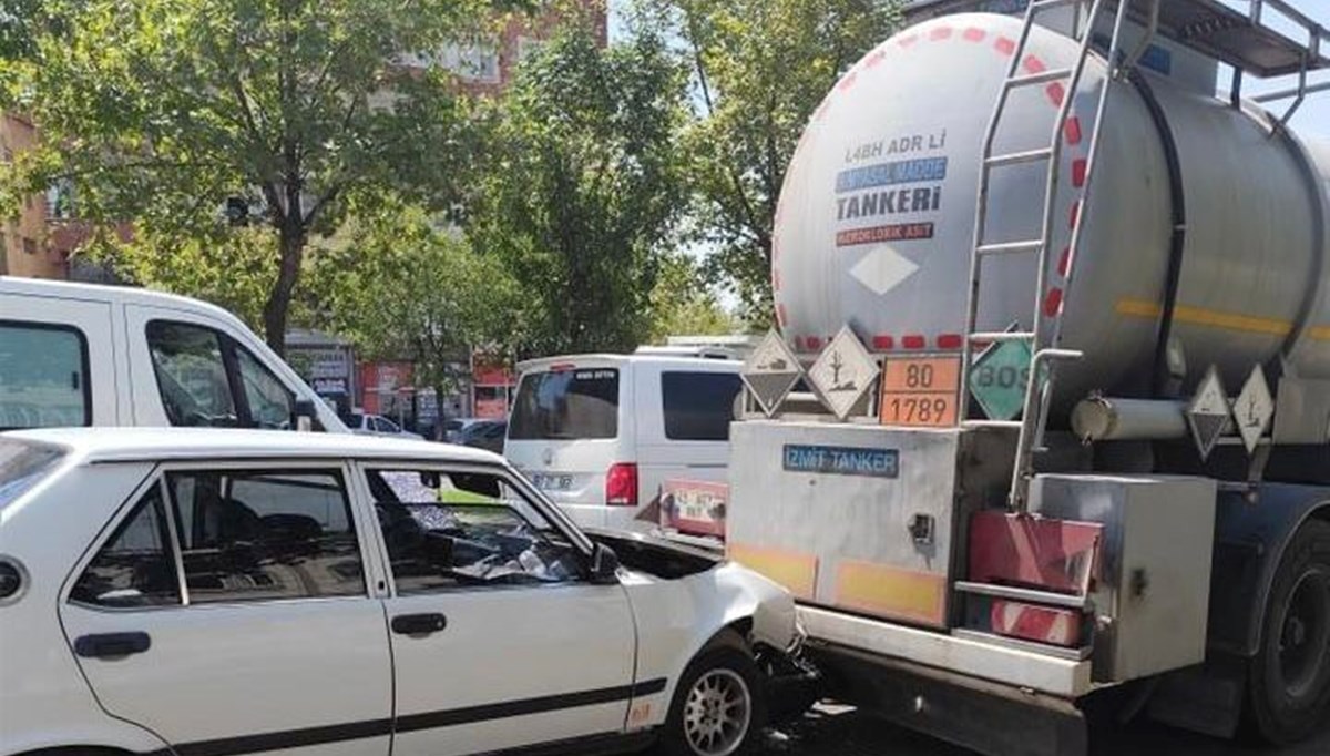 Siverek’te ışıklarda bekleyen tıra, otomobil çarptı: 2 yaralı Siverek’te ışıklarda bekleyen tıra, otomobil çarptı: 2 yaralı
