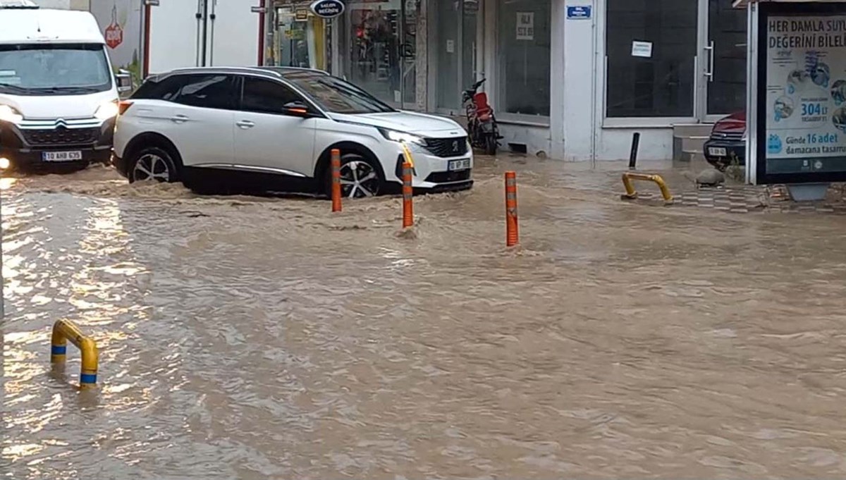 Şiddetli sağanak caddeyi dereye çevirdi