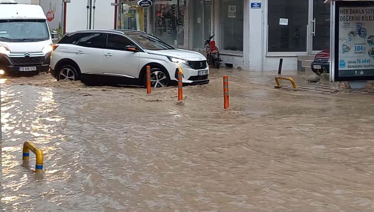 Şiddetli sağanak caddeyi dereye çevirdi Şiddetli sağanak caddeyi dereye çevirdi