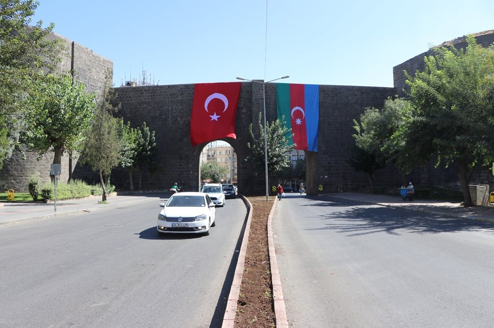 Diyarbakır surlarına Türkiye-Azerbaycan bayrağı - 1