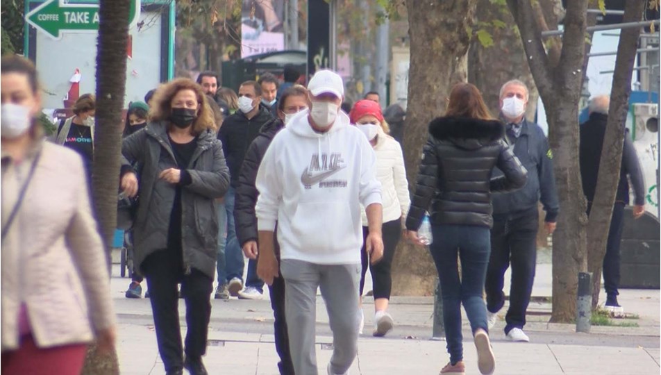 Kısıtlamaya rağmen Bağdat Caddesi doldu taştı