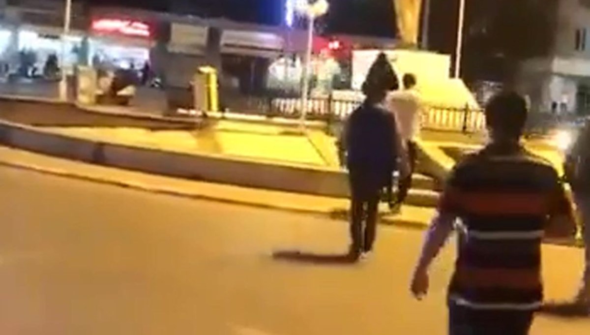 Atatürk heykeline saldırıda bulunan kadın gözaltına alındı Atatürk heykeline saldırıda bulunan kadın gözaltına alındı