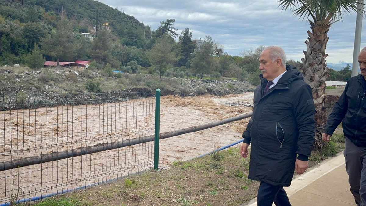 Osmaniye'de şiddetli yağış: Toprak yol çöktü, beton bent yıkıldı