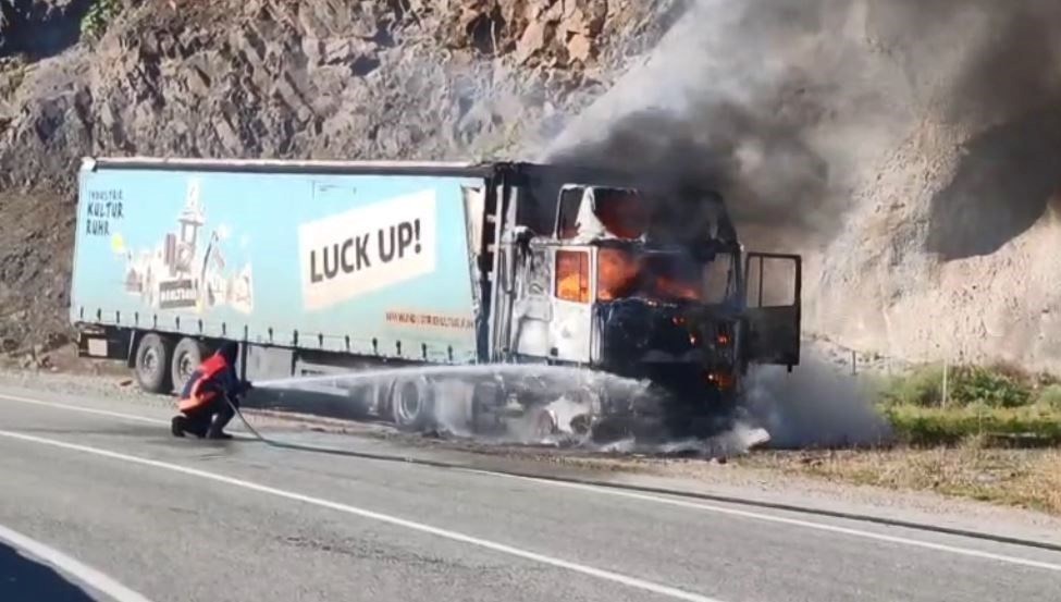 Karayolunda TIR yangını