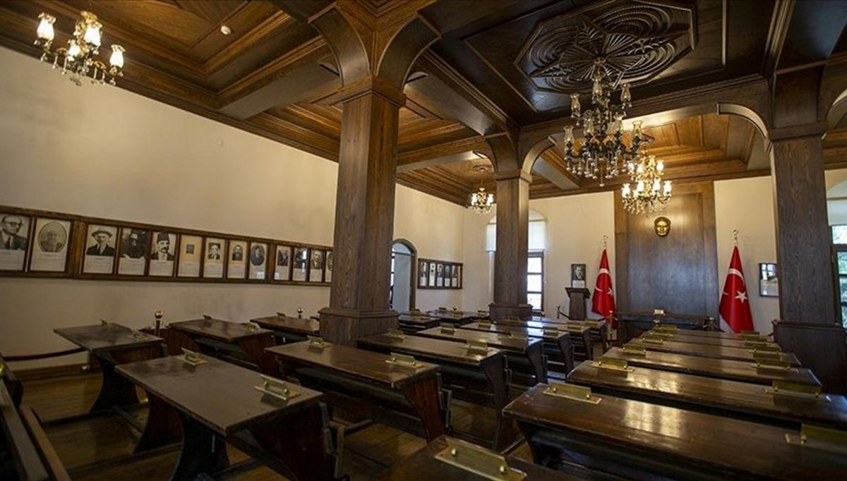 Erzurum Kongre Binası ziyaretçilerini Erzurum Kongre Binası ziyaretçilerini