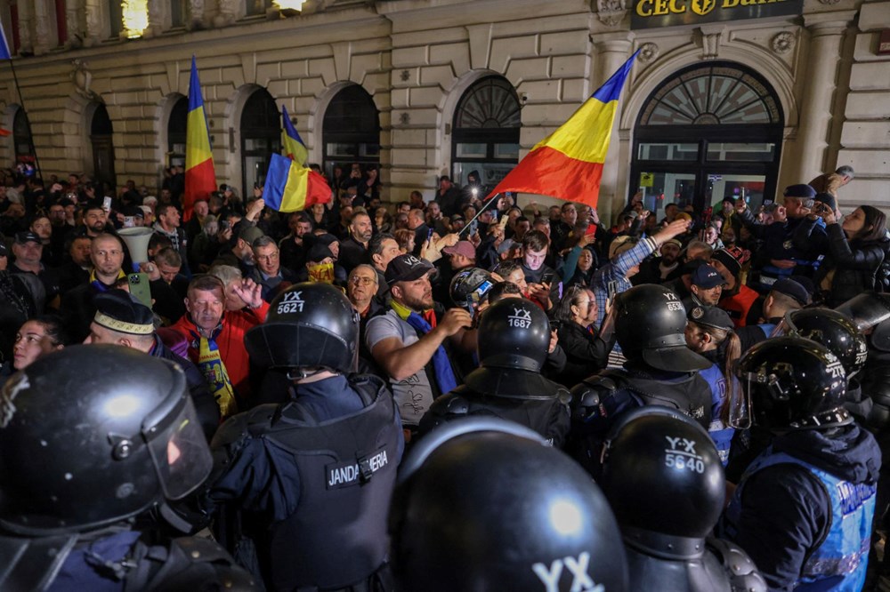 NATO karşıtı Georgescu seçimden men edildi: Romanya'da Rus yanlıları sokağa döküldü - 3