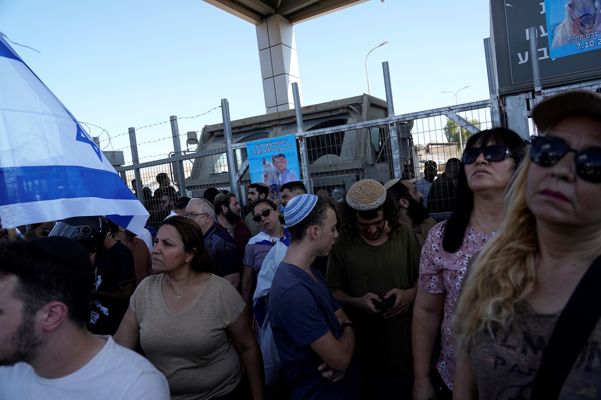 Aşırı sağcı İsrailliler, askerlerin gözaltına alınması sonrası merkeze baskın düzenlemişti.