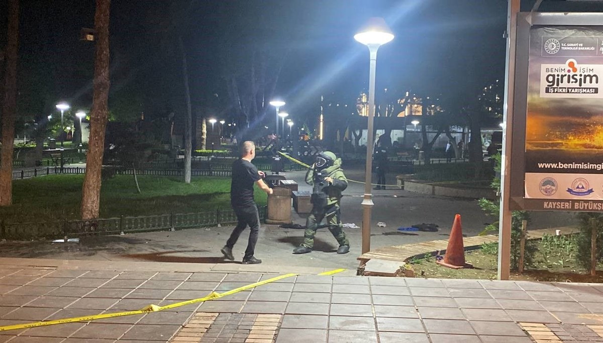 Parkta şüpheli çanta paniği Parkta şüpheli çanta paniği